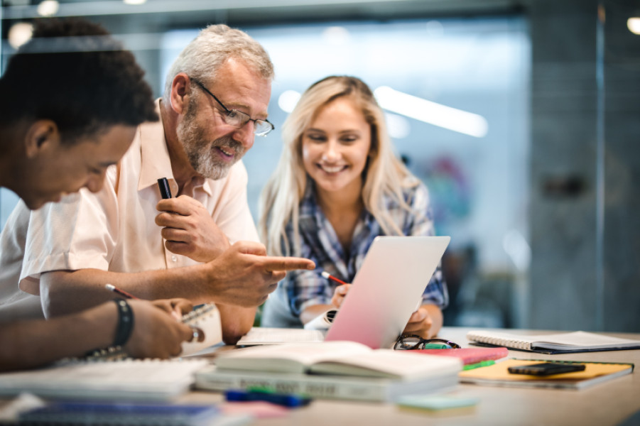 emploi_des_seniors_differentes_aides_embauche_1147770380